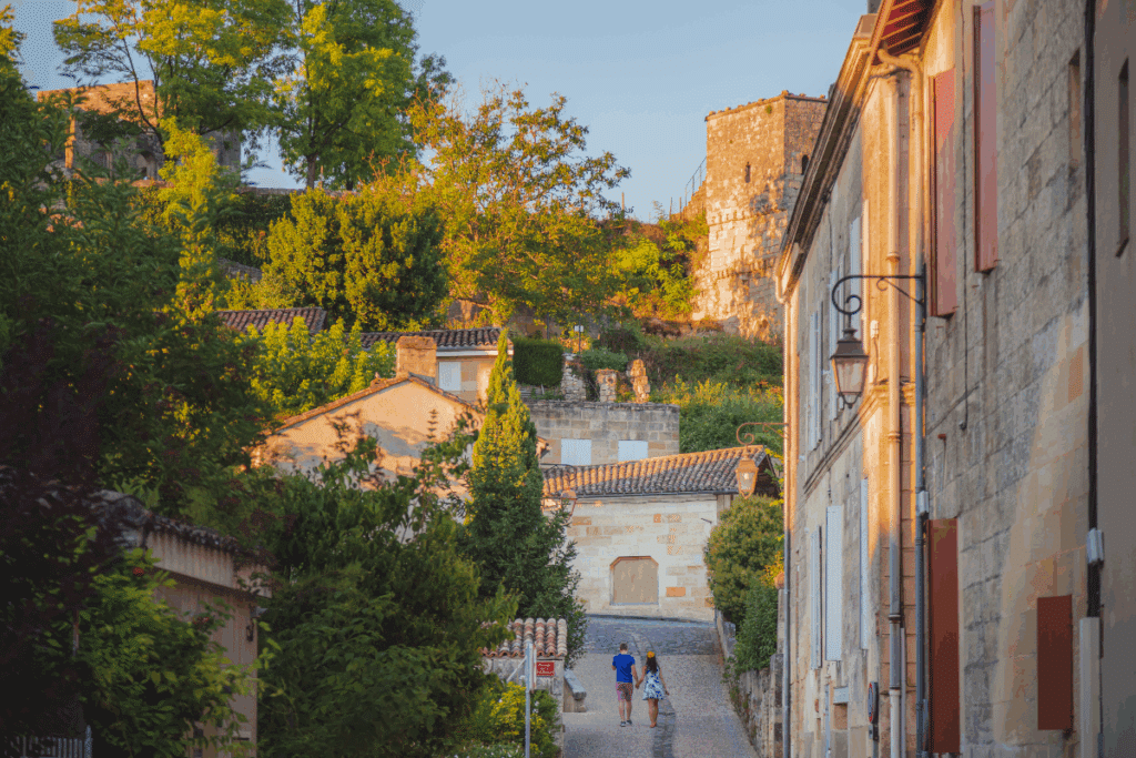 Couple se promenant dans un endroit romantique à Bordeaux