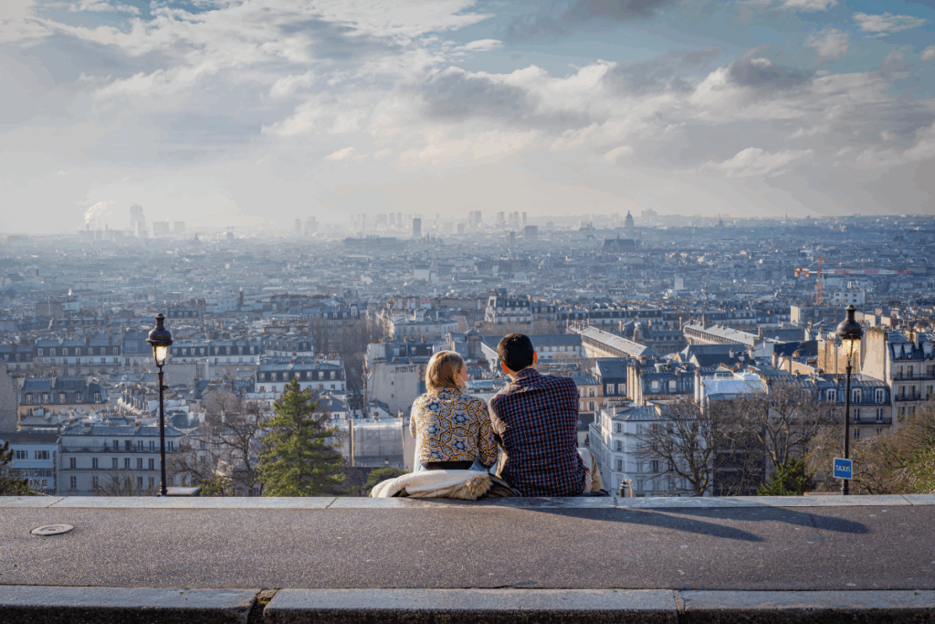 couple qui fait une promenade romantique à Montmartre